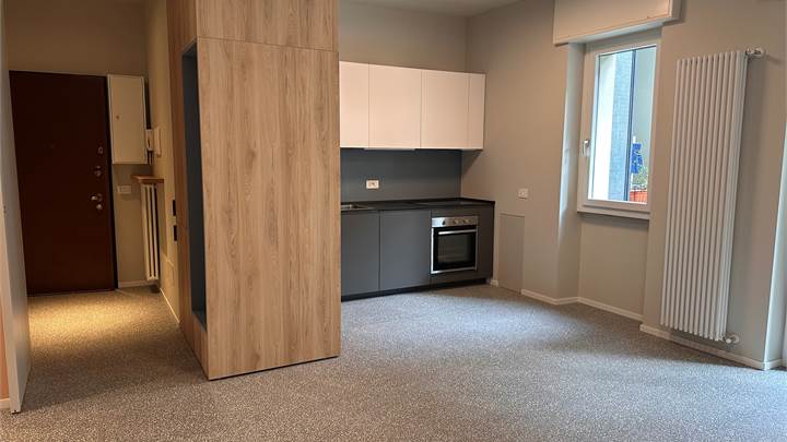 Bilocale ristrutturato in via Albani 9 zona Lotto