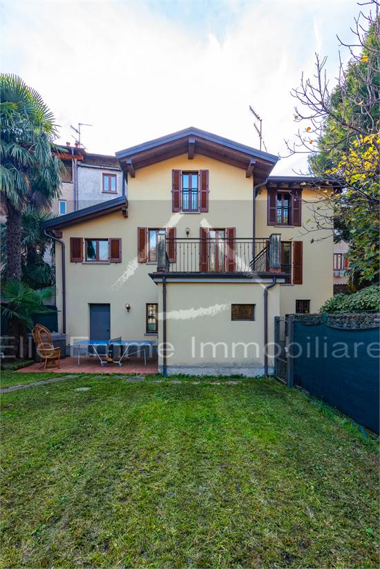 giardino privato e facciata casa