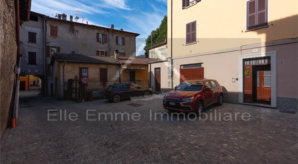 ingresso dal centro del paese