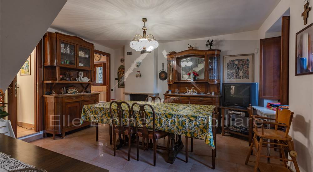 sala da pranzo con camino