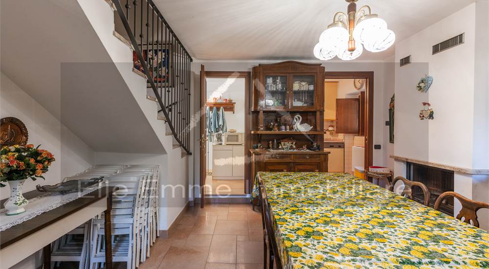 sala da pranzo con camino