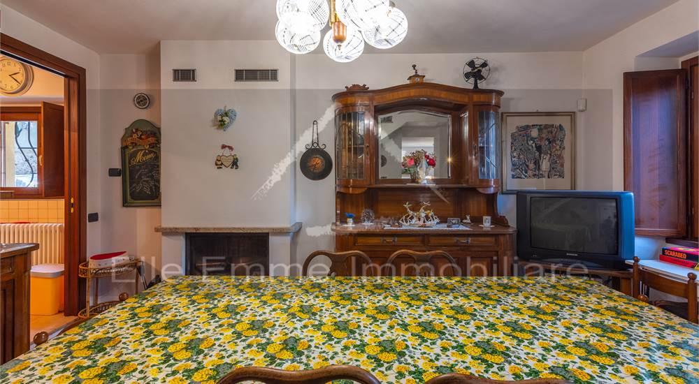 sala da pranzo con camino