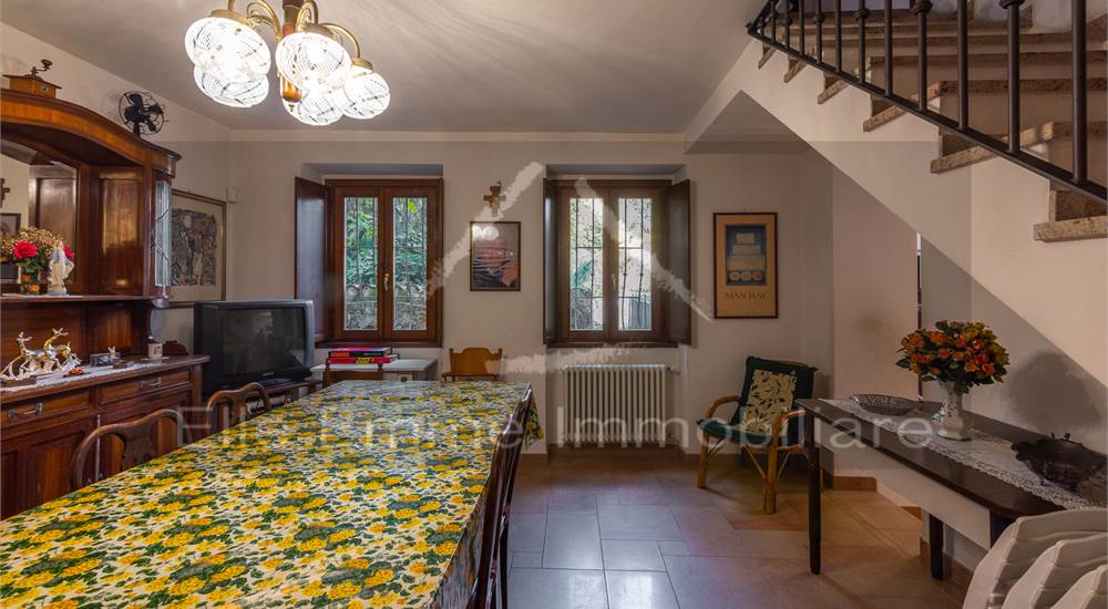 sala da pranzo con camino termo ventilato