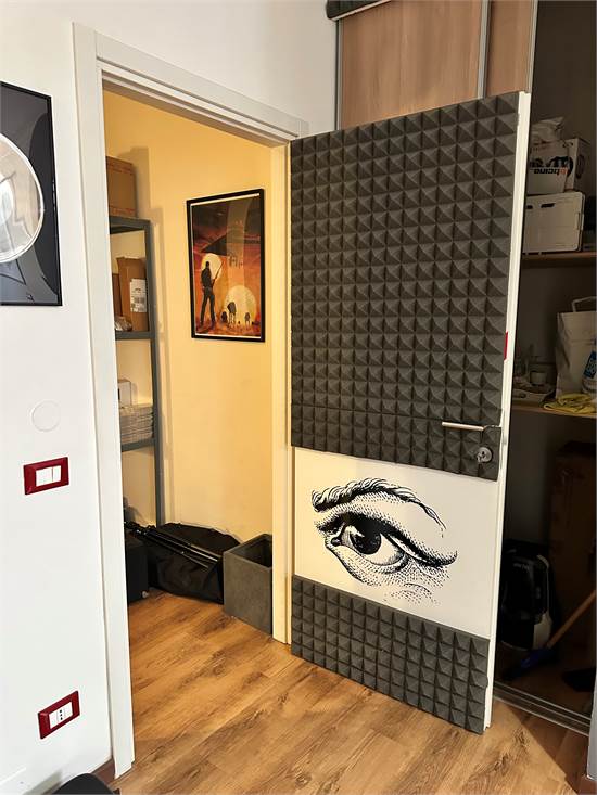 ingresso stanza insonorizzata